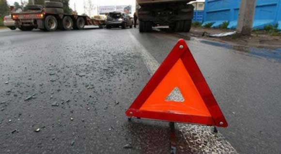 Грузовик с яхтой перевернулся на дороге в Подмосковье
