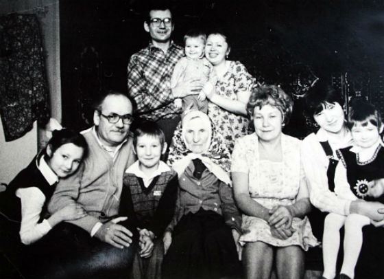Дружная семья Рустэма Хамитова (в верхнем ряду, с супругом и ребенком) Дружная семья Рустэма Хамитова (в верхнем ряду, с супругом и ребенком)