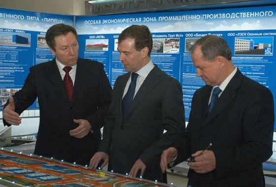 Олег Королев демонстрирует Дмитрию Медведеву экономическую зону «Липецк» Олег Королев демонстрирует Дмитрию Медведеву экономическую зону «Липецк»