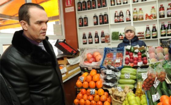 Михаил Игнатьев лично инспектирует цены в продовольственных магазинах региона Михаил Игнатьев лично инспектирует цены в продовольственных магазинах региона