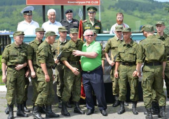 Александр Бердников провожает внука в армию Александр Бердников провожает внука в армию