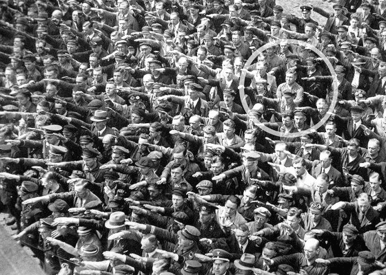 Мужчина в толпе отказывается приветствовать нацистов, 1936. Мужчина в толпе отказывается приветствовать нацистов, 1936.