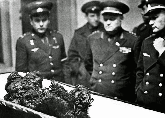 Останки космонавта Владимира Комарова, упавшего из космоса, 1967. Останки космонавта Владимира Комарова, упавшего из космоса, 1967.