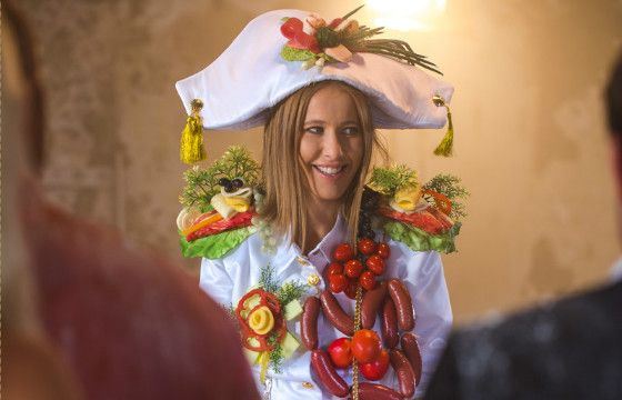 Ксюша Собчак в ожерелье из сосисок. Съемки промо-ролика «Битвы ресторанов» Ксюша Собчак в ожерелье из сосисок. Съемки промо-ролика «Битвы ресторанов»