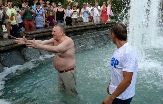 Жириновский в фонтане на Манежной площади.30 июля 2014 года Жириновский в фонтане на Манежной площади.30 июля 2014 года