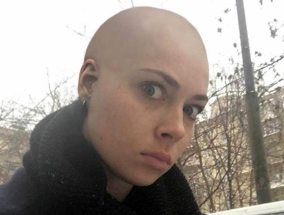 Настасья Самбурская побрилась налысо