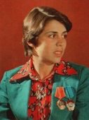 биография ирины родниной фигуристки. rodnina photo 2. биография ирины родниной фигуристки фото. биография ирины родниной фигуристки-rodnina photo 2. картинка биография ирины родниной фигуристки. картинка rodnina photo 2. В истории фигурного катания лишь три спортсменки являются трехкратными олимпийскими чемпионками — Соня Хени, Тесса Виртью и Ирина Роднина. Но норвежка выигрывала при низком уровне конкуренции, а иногда и с помощью судей, а у канадки одно золото завоевано вместе с командой. Представьте, сколько было бы медалей высшей пробы у Родниной, если бы командный турнир фигуристов придумали в 70-х. Но не только драгметалл делает нашу фигуристку великой: в течение семи лет она и ее партнер Александр Зайцев не проиграли ни одной программы (даже не старта), зафиналив свою феноменальную карьеру победой на Играх в Лейк-Плэсиде.